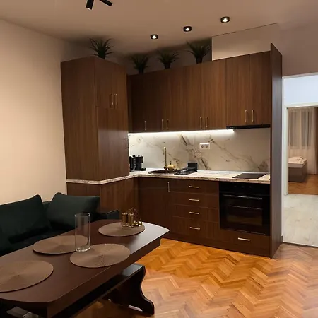 Elegant 2br In Center Apartament Warna
